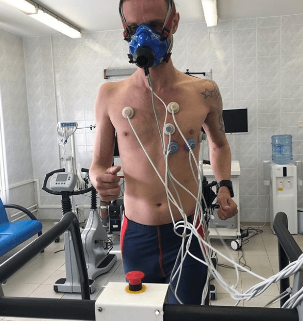 Тренер по бегу измеряет МПК